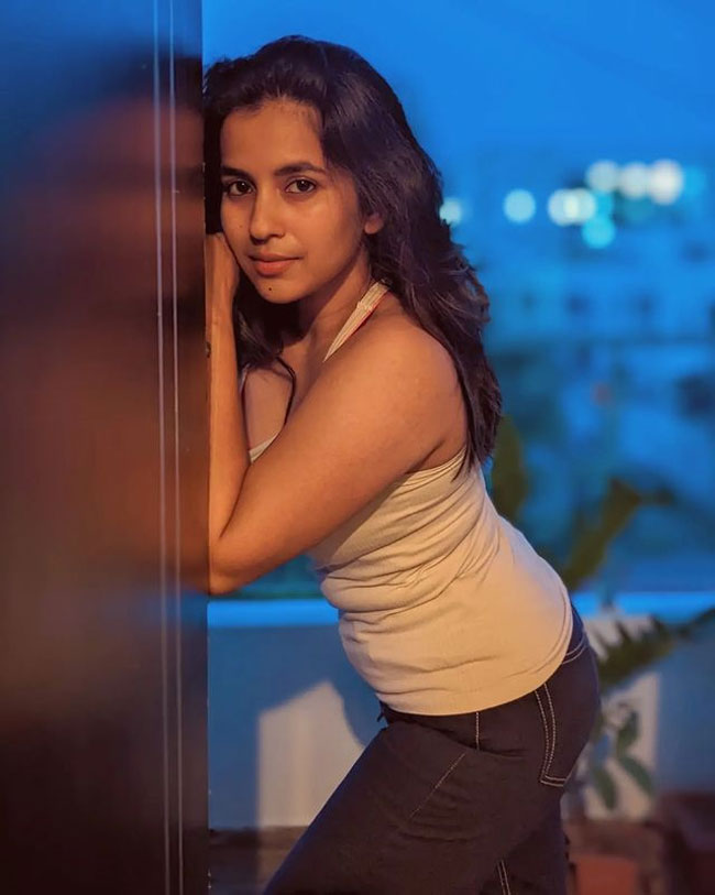 Staggering Poses of Komalee Prasaad In Black